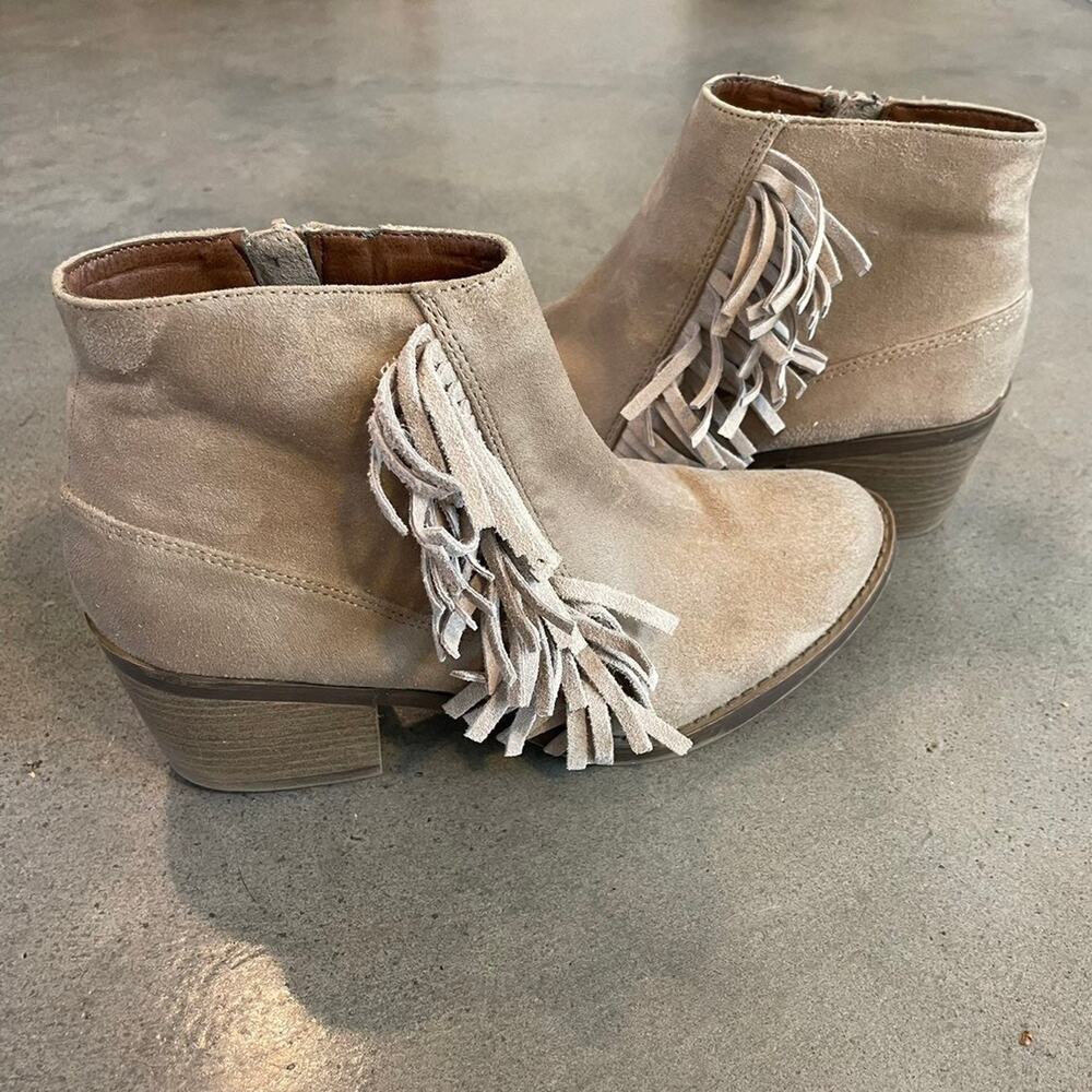 Mossimo Suede leather fringe taupe ankle boots low heel womens size 7.5